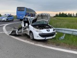 Osobówka zderzyła się pod Kluczborkiem z autobusem pełnym pasażerów. Lądował LPR