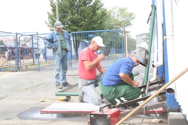 Na targowisku i wokół niego wykonano wiele prac i zainwestowano dużo pieniędzy, między innymi w przygotowanie boksów, w których handlujący mogą składować swój towar.