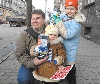 Trzyletnia Julia i ośmioletnia Ola kwestowały wczoraj w towarzystwie taty Marcina Sadzika. Julia zaraz po urodzeniu została przebadana sprzętem do słuchu kupionym przez WOŚP.