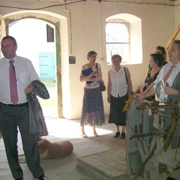 W starym podworskim spichlerzu urządzono izbę tradycji rolniczych. Zgromadzono tam wiele sprzętów gospodarstwa domowego. Pierwszy z lewej: wiceminister Artur Ławniczak, z prawej: eurodeputowany Czesław Siekierski.