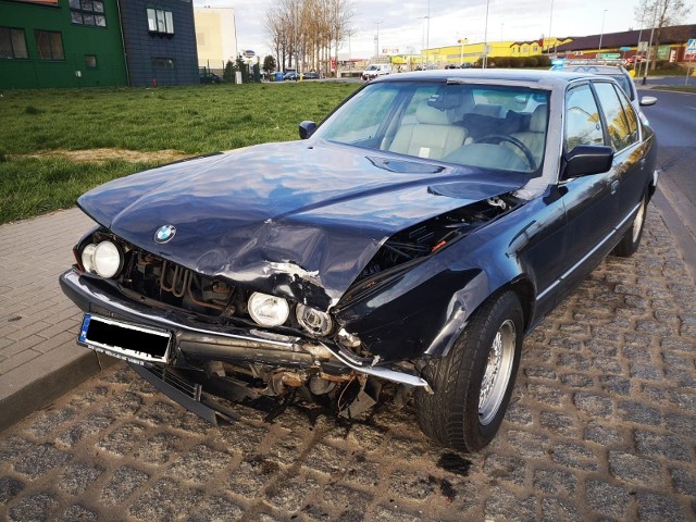 Dziś, w godzinach wieczornych, doszło do kolizji dwóch samochodów - peugeot i bmw. Jeden z kierowców został ukarany mandatem. Dowody rejestracyjne obu kierowców zostały zatrzymane. Policja jest w trakcie ustalania szczegółów. Nikomu nic się nie stało. Zobacz także: Tragiczny wypadek na drodze krajowej nr 6