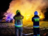 Pożar słomy w Ostrowie koło Łasku. Z ogniem walczyło blisko 60 strażaków ZDJĘCIA 