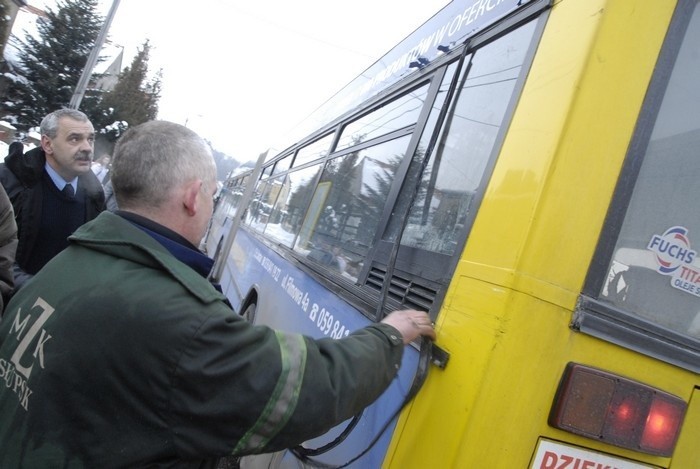 Dwa autobusy zakleszczyly sie na ul. Raclawickiej w Slupsku