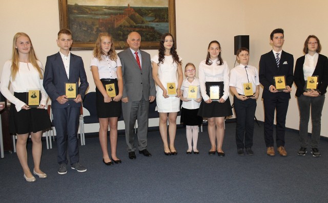 Dziewięcioro uczniów  jednorazowe stypendia odebrało od Leszka Kawskiego, burmistrza miasta