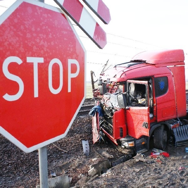 Znak stop przed przejazdem kolejowym w Dobrogościcach nie uchronił od tragicznego wypadku
