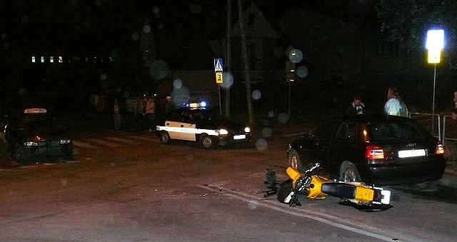 Seat toledo uderzył w motocykl, a następnie w audi. Ucierpieli 17- letni kierowca jednośladu i 15- letnia pasażerka.