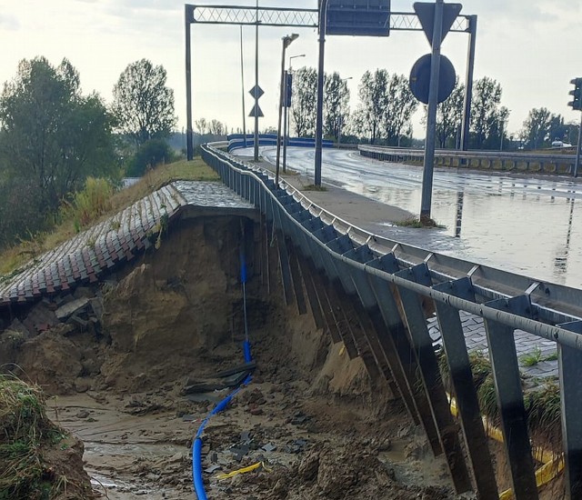 Ulewa spowodowała podmycie skarby Trasy Nadwarciańskiej przy Rondzie Snatockim. Drogę zamknięto.