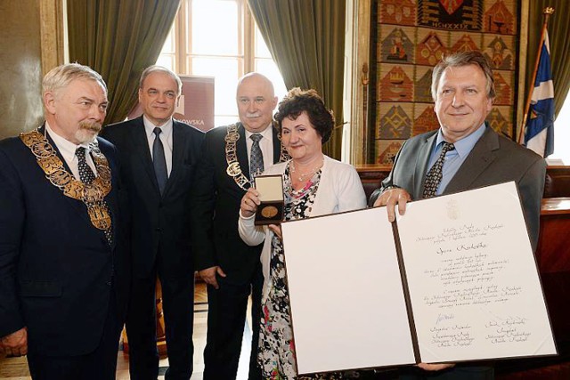 Od lewej: prezydent Jacek Majchrowski, dyrektor Opery Bogusław Nowak, przewodniczący Rady Miasta Bogusław Kośmider oraz pracownicy Opery: Barbara Bajer i baryton Andrzej Biegun