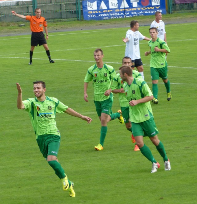 Tak cieszył się napastnik Stali Stalowa Wola, Łukasz Sekulski (z lewej), po strzeleniu gola w meczu z Rozwojem Katowice.