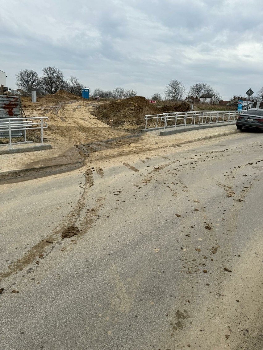 Deweloperzy niszczą nową ulicę Skowronkową. Mieszkańcy: "Nie sprzątają niczego, co nawożą na drogę"
