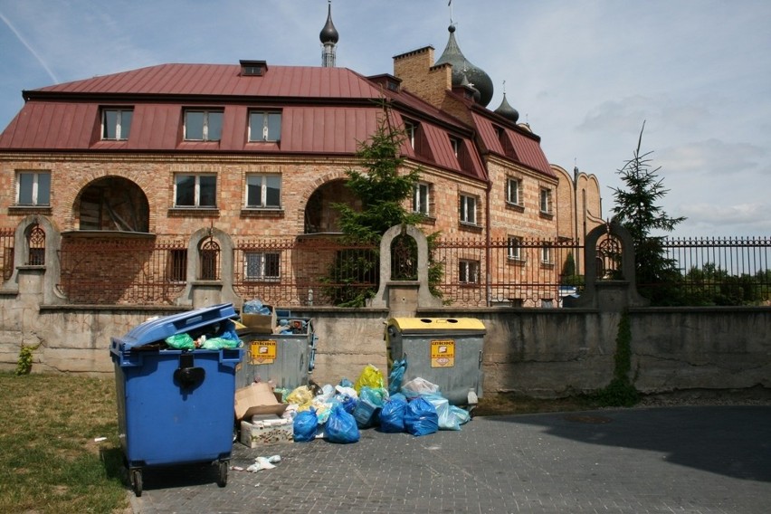 Wywóz śmieci Białystok. 3 śmietniki na 170 mieszkań. Nikt nie wywozi odpadów [FOTO]