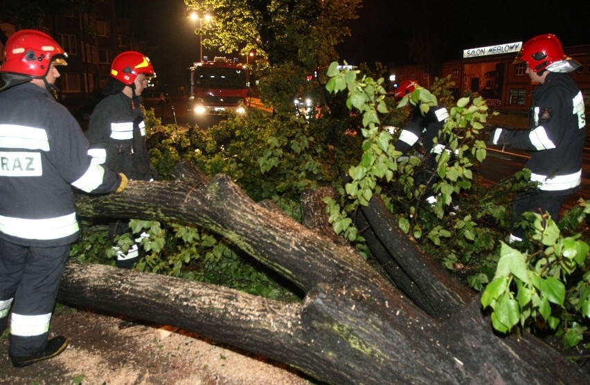 Burza nad Trójmiastem. Strażacy interweniowali w sprawie zalanych ulic i powalonych drzew [ZDJĘCIA]