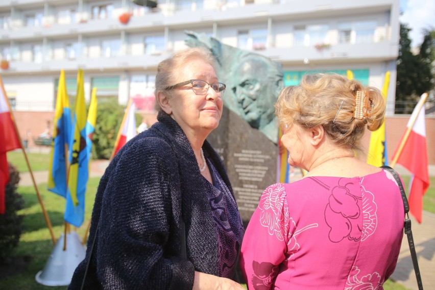 Płaskorzeźbę Tadeusza Kijonki w Galerii Artystycznej na...