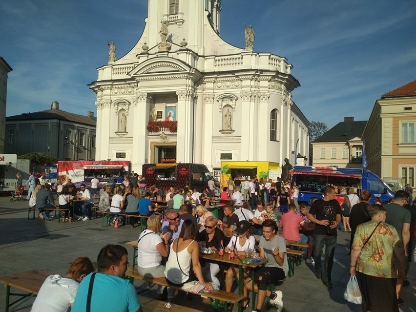 Dobre jedzenie przyciągało tłumy na wadowicki rynek