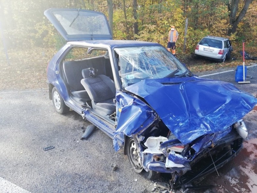 Wypadek w Kopkach w powiecie niżańskim. Po zderzeniu dwóch aut do szpitala zostało przewiezionych 5 osób, w tym kilkumiesięczne dziecko