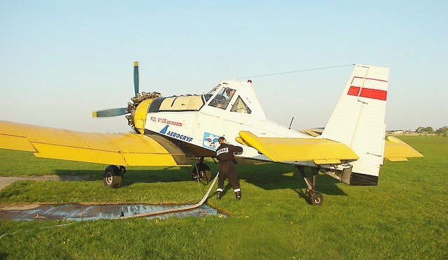 Samoloty, które uczestniczyły w akcji gaśniczej podczas niedzielnego pożaru na półwyspie Potrzymiech, w wodę zaopatrywały się na lotnisku Aeroklubu Kujawskiego w Inowrocławiu.