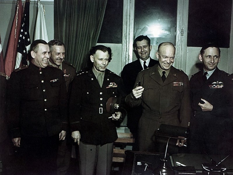 Gen. Eisenhower i inni oficerowie alianccy po podpisaniu...