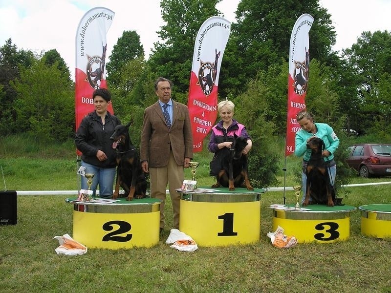 po lewej stronie Małgorzata Ludwiczak z jednym z laureatów...