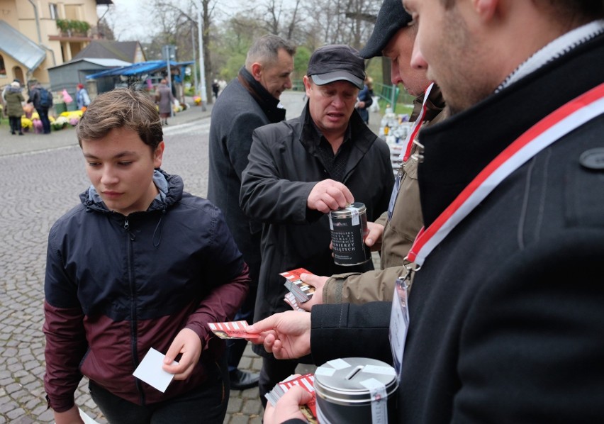 Przemyślanie tłumnie odwiedzali 1 listopada Cmentarz Główny...