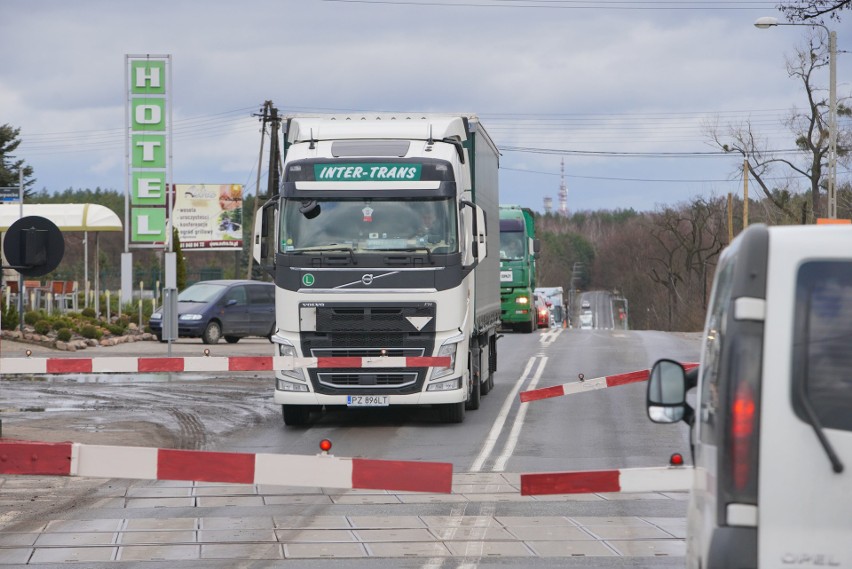 Kolejną niedogodnością jest zamykanie szlabanów na dłuższy...