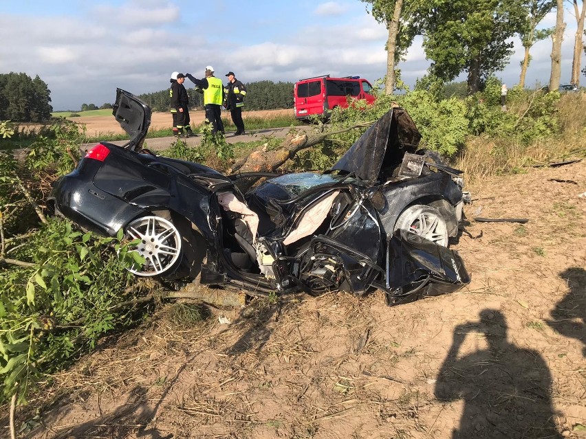 Imionki. Audi uderzyło w drzewo. 24-latek zginął na miejscu (zdjęcia)