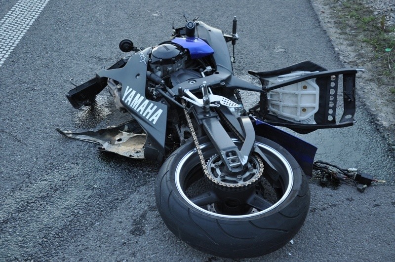 Motocyklista spadł z motoru, a następnie został przejechany przez hondę