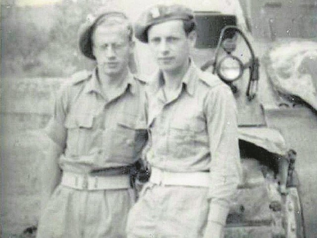 Brunon Sokulski i Rudolf Maciejczek po ćwiczeniach w Szkole Podchorążych Rezerwy Piechoty w Materze - maj 1946 roku