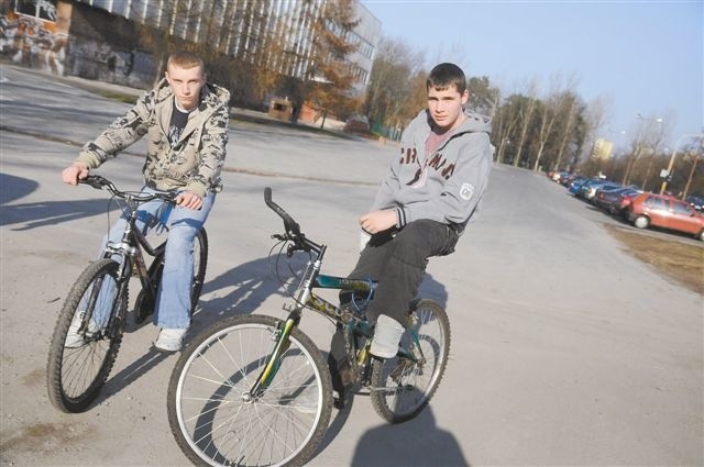 Sebastian Paczuła (z lewej) i Mateusz Woźniczka podkreślają, że miasto powinno mieć jak najwięcej kilometrów dróg dla cyklistów. (fot. Daniel Polak)