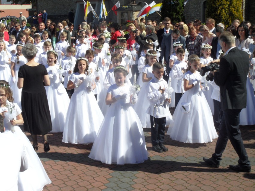 Pierwsza komunia święta w parafii Nawiedzenia NMP w...