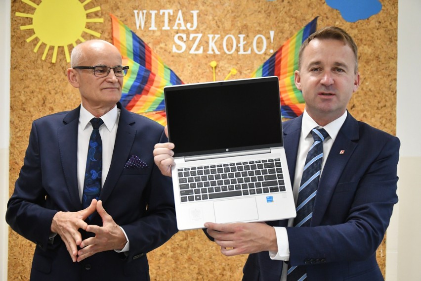 Przekazanie laptopów w szkole w Pacanowie. Od lewej: Wiesław...
