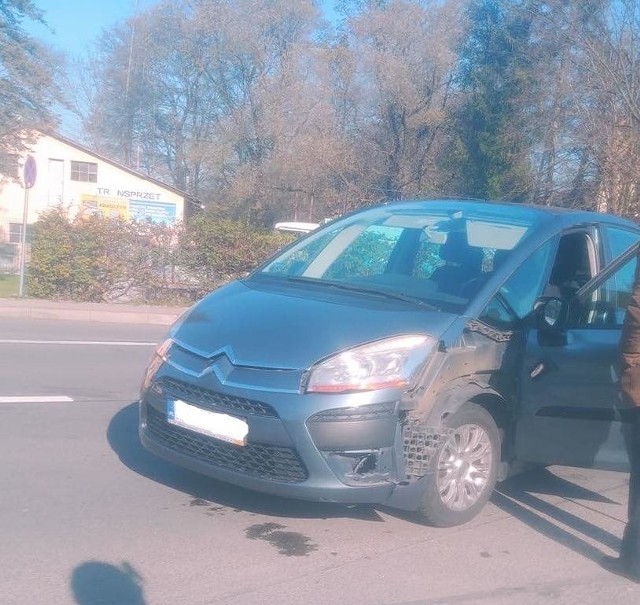 Do groźnie wyglądającego wypadku doszło na krajowej "28" w Krasiczynie koło Przemyśla. Zderzyły się tam dwa osobowe citroeny. Na szczęście w wypadku nikt nie został poważnie ranny.Zobacz też: Wypadek w Przemyślu. Na ul. Sportowej kierowca BMW potrącił pieszą