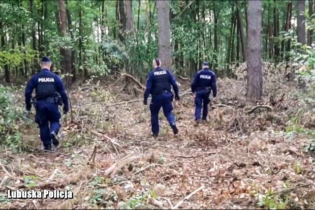 Dwa patrole policjantów ruszyły na ratunek zagubionej w lesie kobiecie.