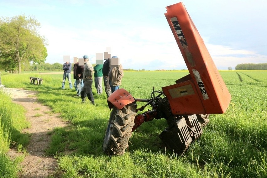 Wypadek pod Wrocławiem. Ciągnik rolniczy rozpadł się na dwie części