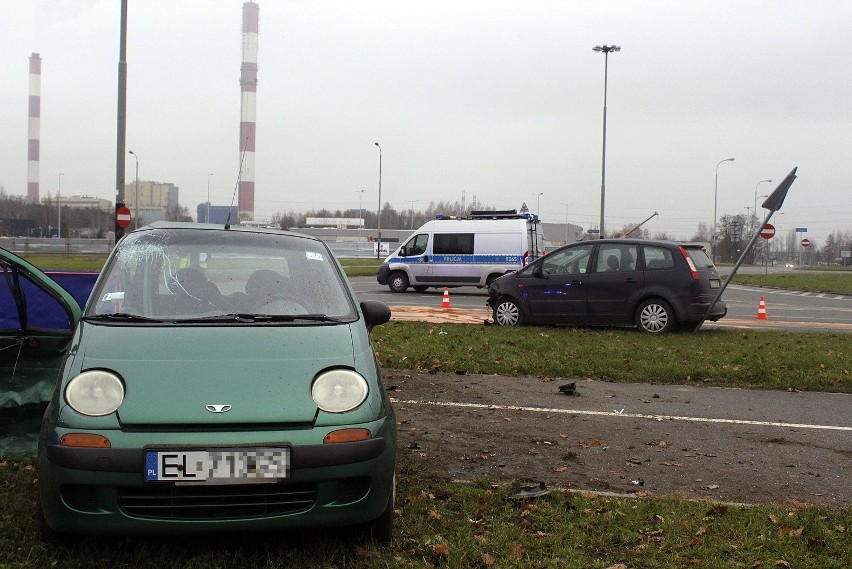 Śmiertelny wypadek na Przybyszewskiego. Kierowca został wyrzucony z samochodu [ZDJĘCIA+FILM]