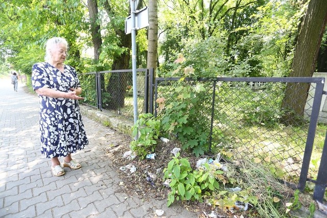 Te śmieci są tu od trzech lat &#8211; mówi Dorota Zawadzka, mieszkanka Radomia. &#8211; Widać, że nawet liście nie są sprzątnięte.