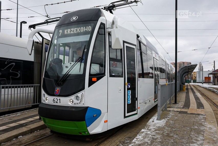 Pechowy debiut nowego tramwaju w Szczecinie. Zjechał wcześniej do zajezdni. Przez... kebaba. ZDJĘCIA