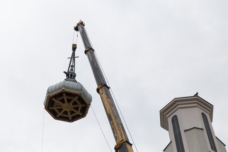 Ul. Kaczorowskiego. Kościół św. Anny zwieńczył hełm z krzyżem (zdjęcia, wideo)