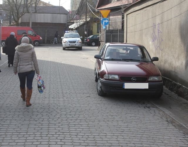 Potrącenie w Bielsku Podlaskim. Opel wjechał w pieszą.