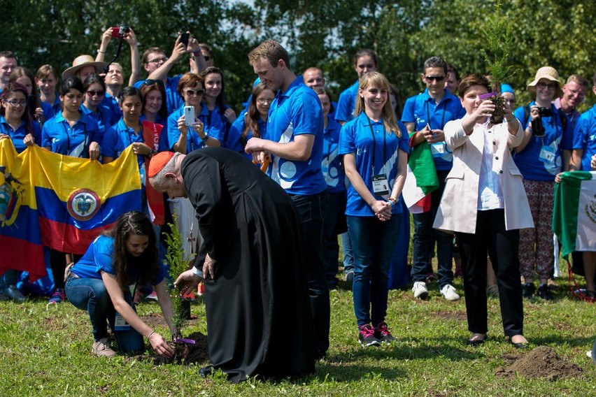 Kard. Dziwisz i premier Szydło posadzili cisy przed Centrum...