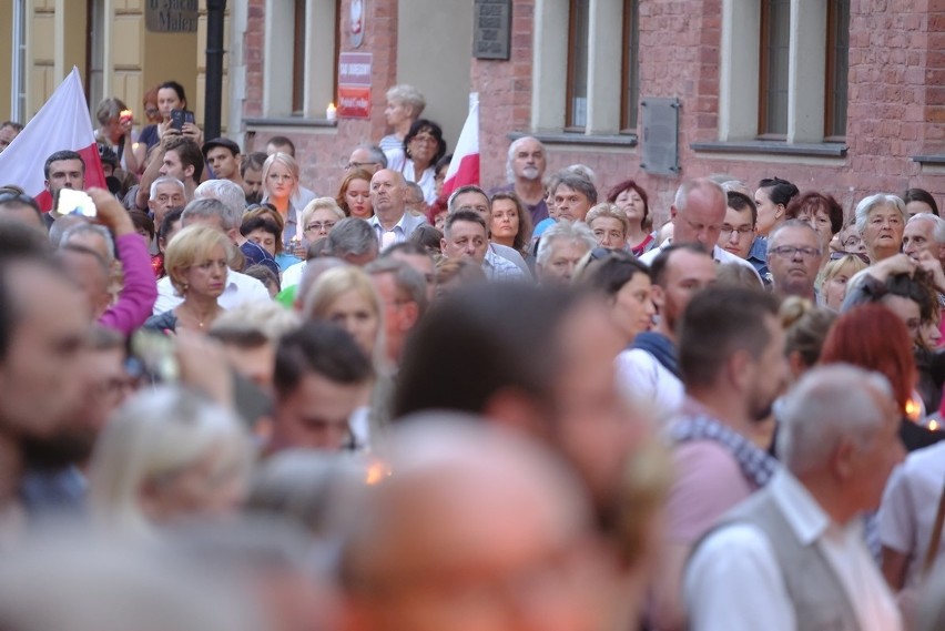 Toruń. Protest po uchwaleniu ustawy o Sądzie Najwyższym...