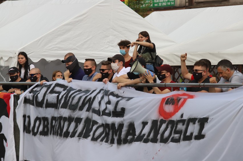 W Sosnowcu odbyła się manifestacja przeciwko przemocy i...