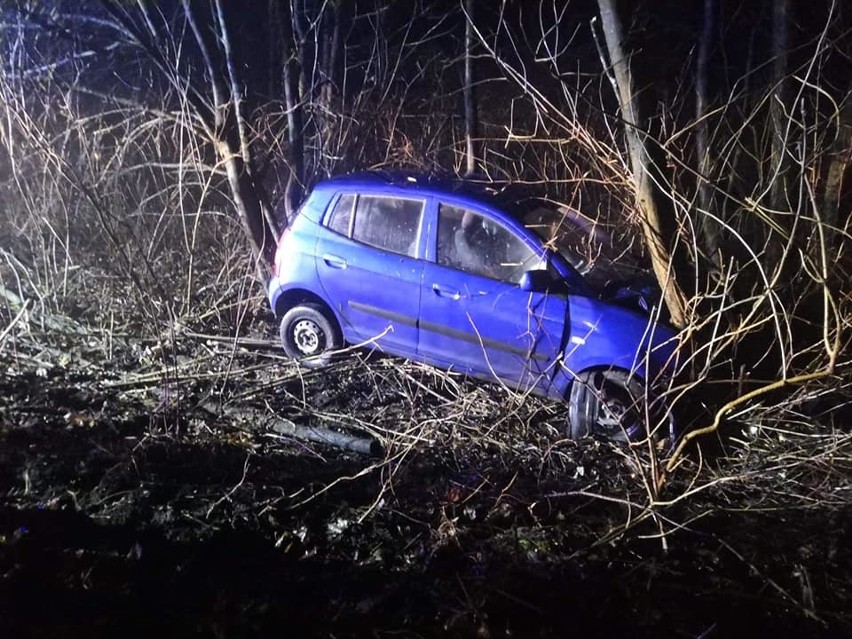 Gmina Troszyn. Wypadek w Grucelach. Kia w rowie. 23.12