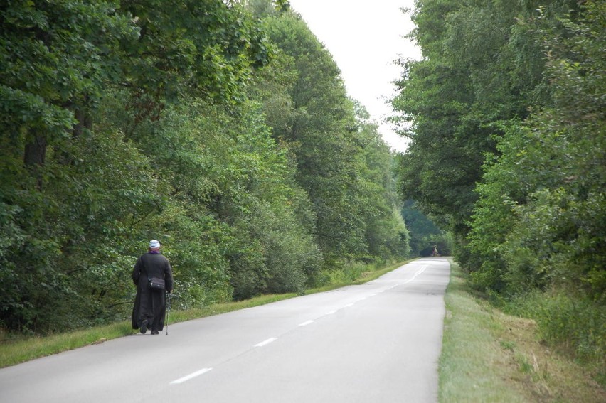 "Łamanie życia" - pod takim hasłem wędrowali tego dnia pątnicy. Dotarli do Koniecpola. Zobacz zdjęcia