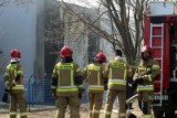 Pożar w budynku mieszkalnym w Poznaniu. Dwie osoby są poszkodowane