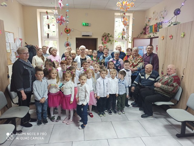 Dzieci z oddziału przedszkolnego Szkoły Podstawowej imienia Marii Konopnickiej w Gnojnie podczas obchodów Dnia Babci i Dnia Dziadka.