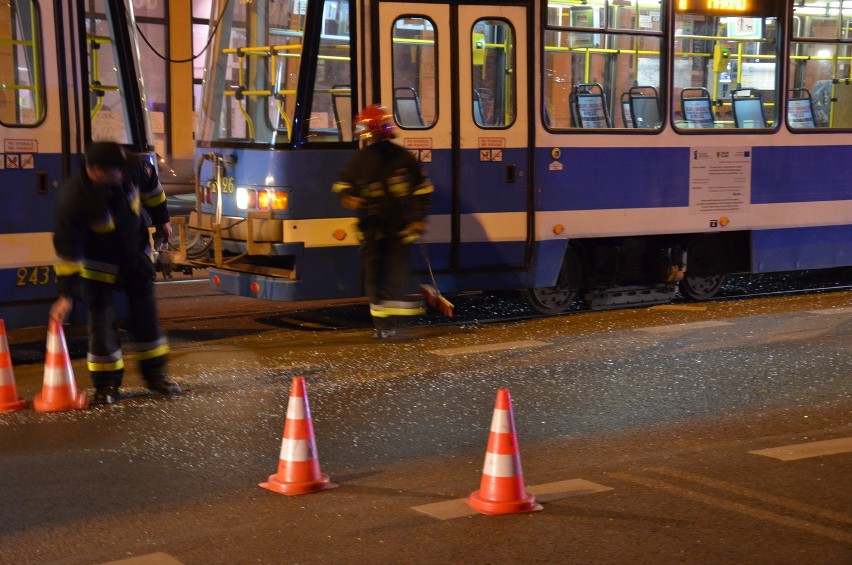 Wrocław: Wypadek na Sienkiewicza. Volkswagen zderzył się z tramwajem (ZDJĘCIA)