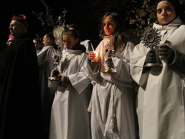 Obok młodych ludzi z Diecezjalnego Duszpasterstwa Młodzieży w "Nocy Świętych&#8221; uczestniczył między innymi ksiądz biskup Kazimierz Ryczan