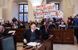 Poznań: Na Strzeszynie chcą „drogi życia”. Manifestowali na sesji rady miasta [ZDJĘCIA]