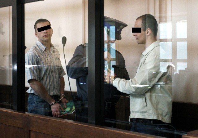 Norbert R. ps. Redbul (z lewej) usłyszał karę 25 lat więzienia, a Marcin P. ps. Piętuś (z prawej) ma dożywocie za zabójstwo Bartka