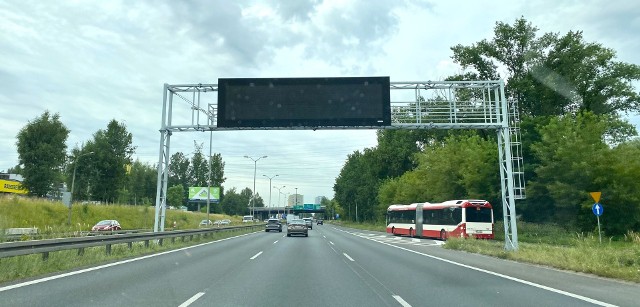 Taka tablica zawisła niedawno nad ekspresową S86 przy wjeździe do Katowic. To cześć inteligentnego systemu transportowego. Tablice pomogą w sterowaniu ruchem w mieście i aglomeracji. Podobne tablice można zobaczyć też m.in.  na autostradach i drogach ekspresowychZobacz kolejne zdjęcia. Przesuwaj zdjęcia w prawo - naciśnij strzałkę lub przycisk NASTĘPNE